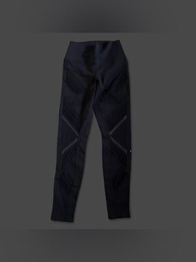 Alo women Medium  black leggings with grey accents #activewear #leggings
